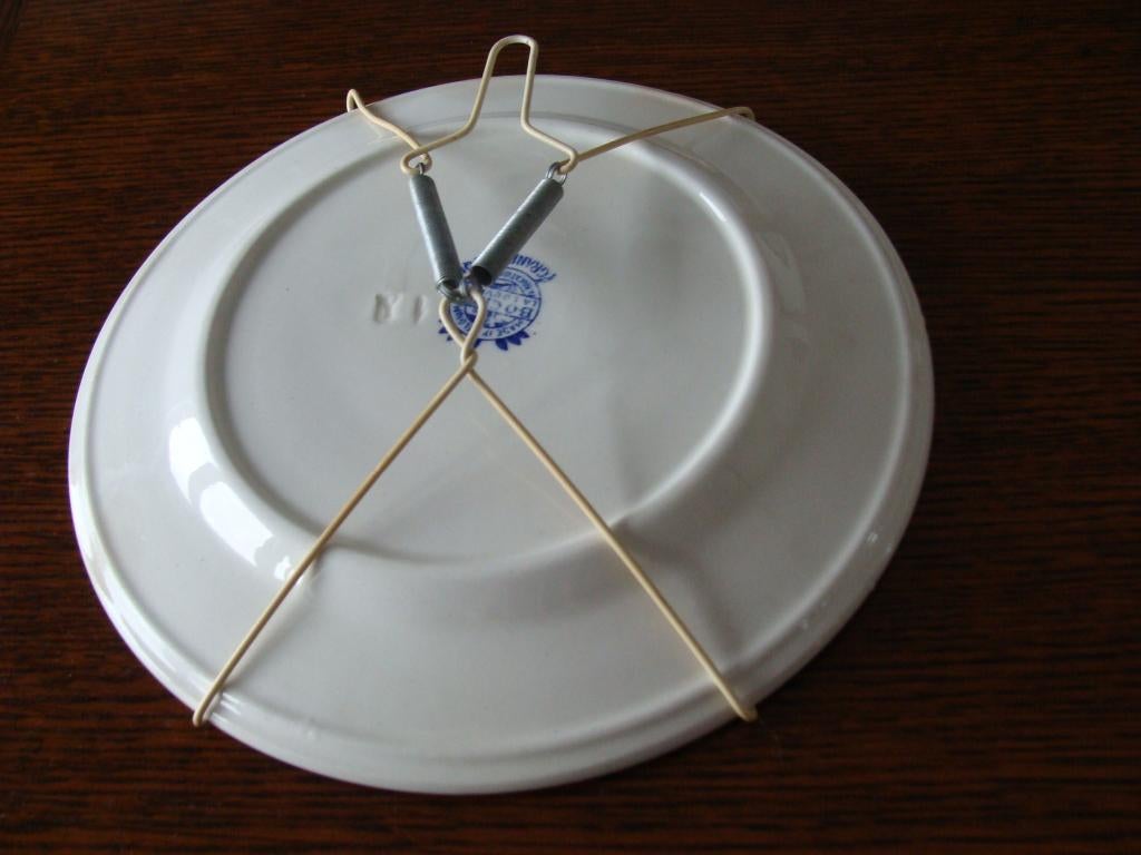 assiette Boch Grand Bouquet avec mouche+ son attache ressort, Antiek en Kunst, Antiek | Wandborden en Tegels, Ophalen of Verzenden