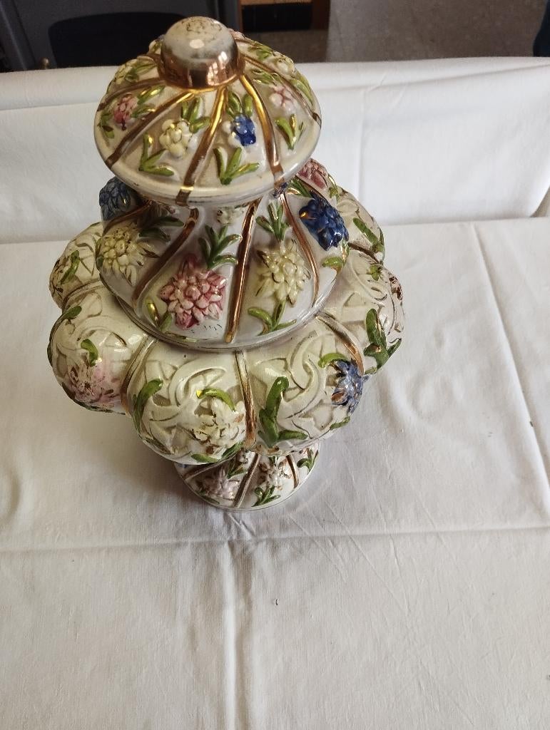 Potiche couverte italienne de style Capodimonte. Vintage, Antiquités & Art, Antiquités | Vases, Enlèvement