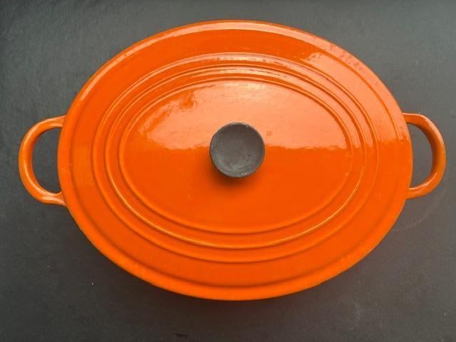 Le Creuset : ovale oranje cocotte in gietijzer, Maison & Meubles, Enlèvement ou Envoi, Utilisé, Plaque céramique, Fonte