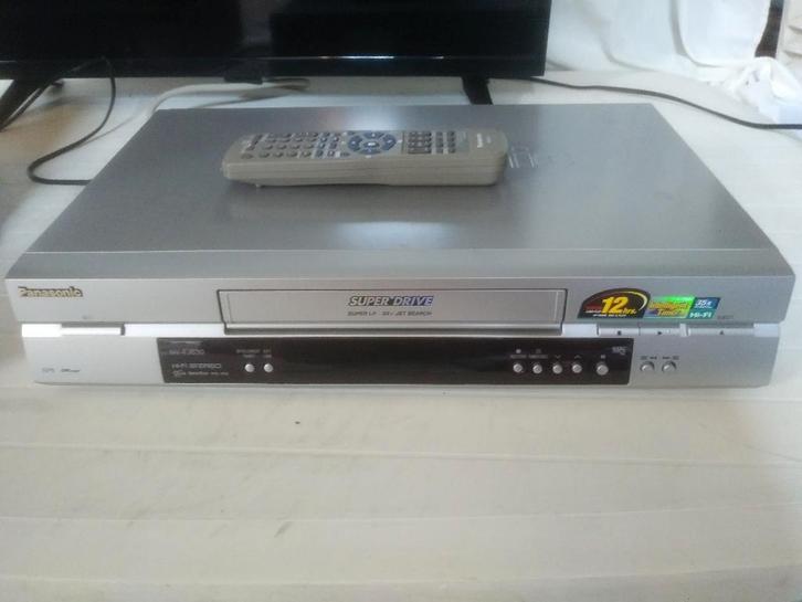 Enregistreur vidéo stéréo HiFi Panasonic NV-FJ630, lit SVHS, TV, Hi-fi & Vidéo, Lecteurs vidéo, Comme neuf, Lecteur ou enregistreur VHS