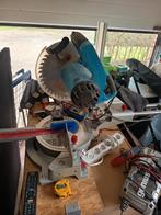 Grote cirkel  zaag op houten werkbank, Doe-het-zelf en Bouw, Gereedschap | Zaagmachines, Ophalen