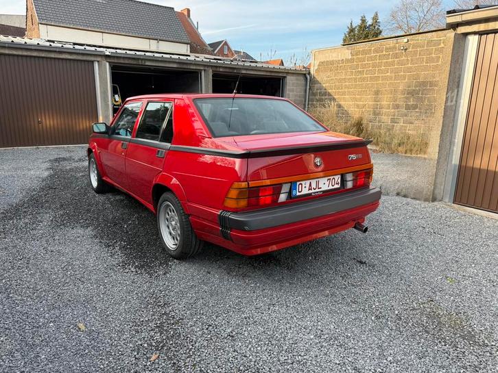 Alfa Romeo 75 3.0 V6 America, Autos, Alfa Romeo, Entreprise, Essence, Berline, 5 portes, Boîte manuelle, Rouge, Noir, Tissu, Propulsion arrière