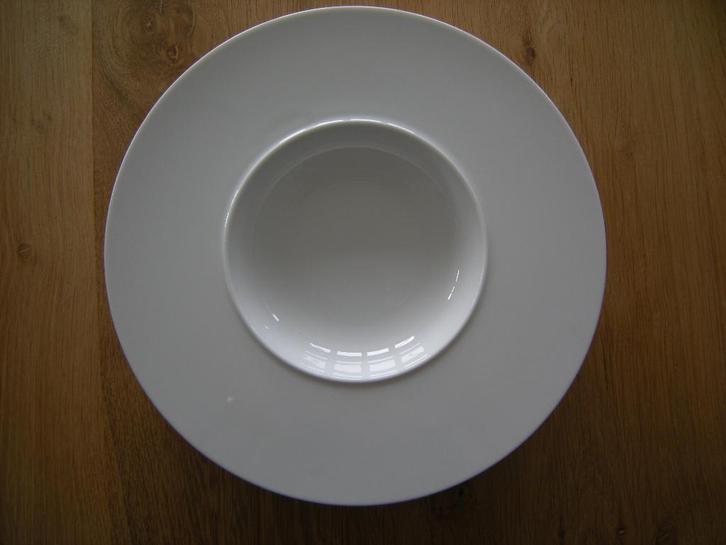 12 diepe borden "Yong" diameter 30 cm, 20 euro., Huis en Inrichting, Keuken | Servies, Zo goed als nieuw, Bord(en), Effen, Porselein