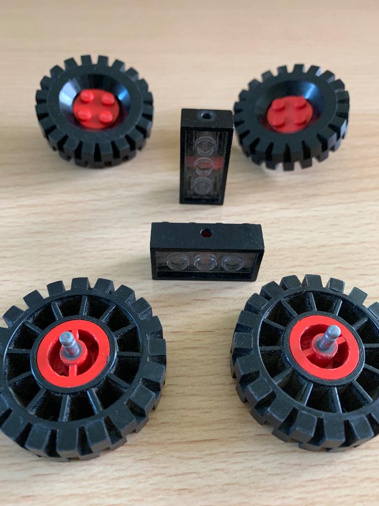 LEGO 4 Wiels, band 17 x 43 + Brick, 2 x 4 with Wheels old, Ophalen of Verzenden, Gebruikt, Losse stenen, Lego