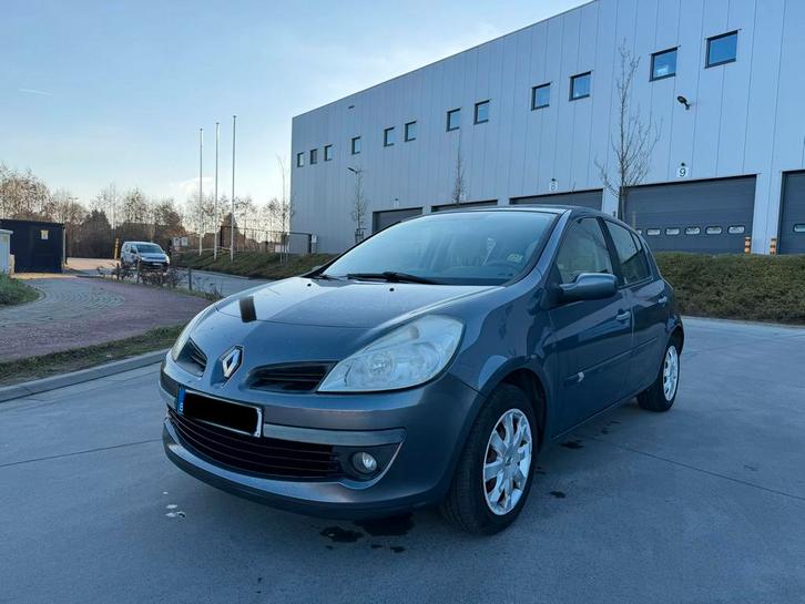 Renault clio 3 1.4 essence 2006 141.000km 5 portes airco, Autos, Renault, Particulier, Enlèvement