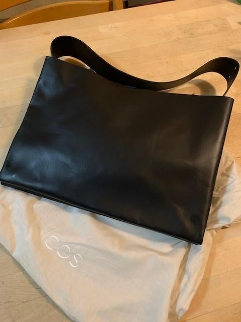 Mooie zwarte schoudertas van COS, Bijoux, Sacs & Beauté, Sacs | Sacs à bandoulière, Neuf, Autres marques, Cuir, Enlèvement ou Envoi