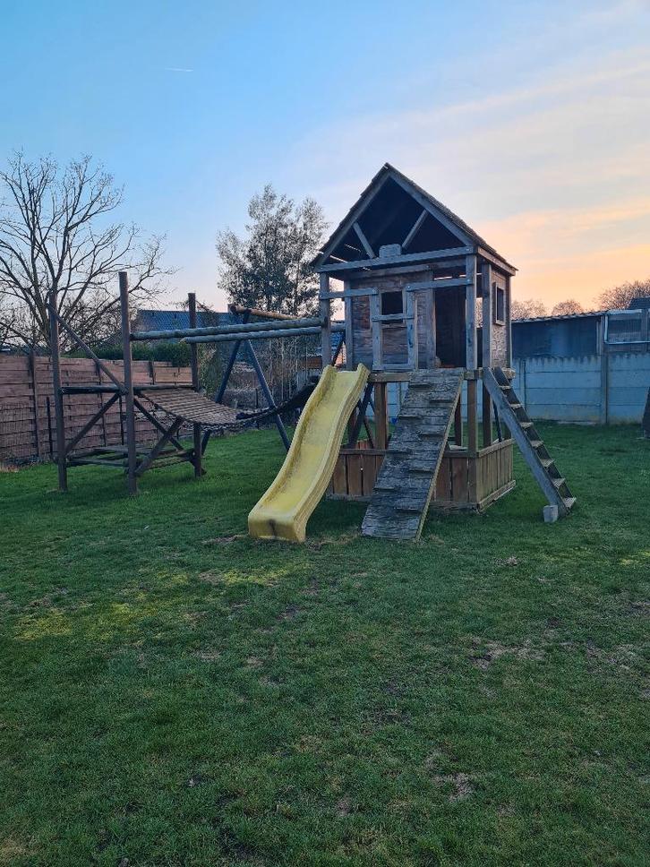 Houten speelhuis met toren, glijbaan, schommel en klimrek, Kinderen en Baby's, Speelgoed | Buiten | Speeltoestellen, Gebruikt