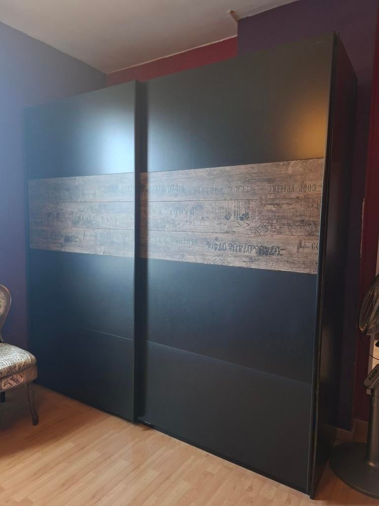 Garde robe coulissante noire avec panneau brun à  motifs, Maison & Meubles, Armoires | Penderies & Garde-robes, Enlèvement