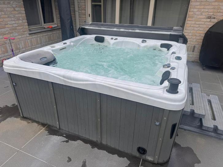 jacuzzi Myspa Houston - 5 personen (228 x 228 x 89), Jardin & Terrasse, Bains à remous et Spas, Utilisé, Fixé, Couverture, Filtre