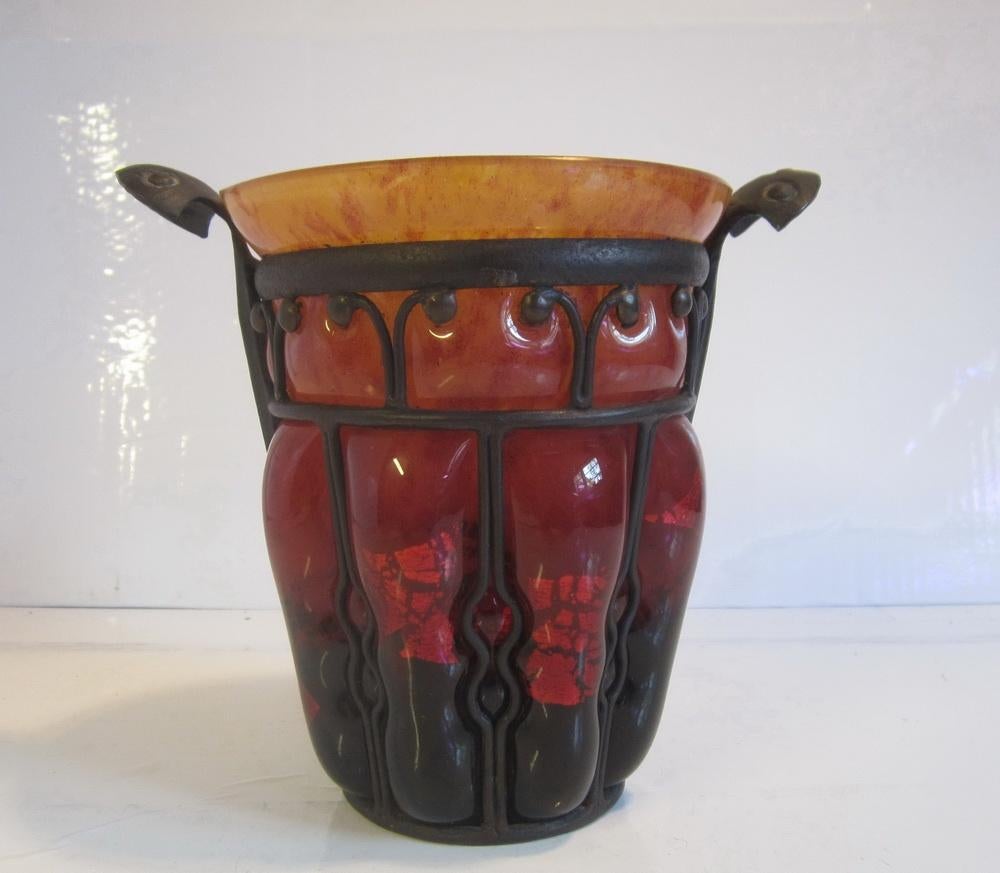 Art deco DAUM MAJORELLE glazen vaas in smeedijzer houder, Verzenden