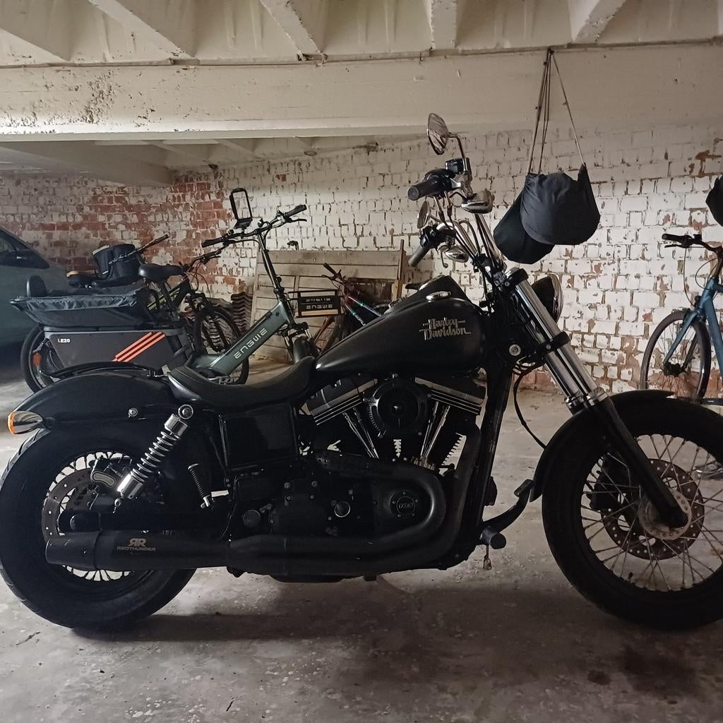 Dyna street bob noire mat, Motos