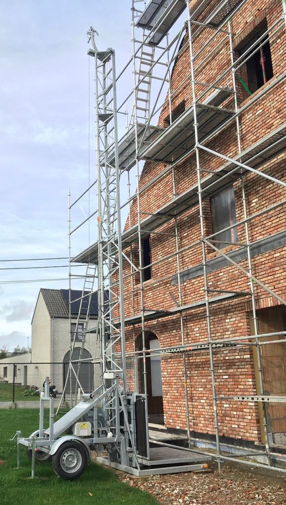 Bouwlift 7,5 m - 220 V, Doe-het-zelf en Bouw, Ophalen, Zo goed als nieuw, Bouwlift