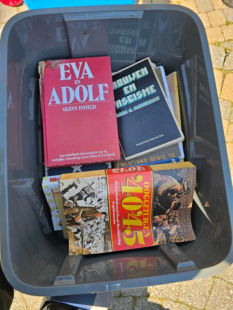 Volle doos boeken over het Derde Rijk, Boeken, Ophalen