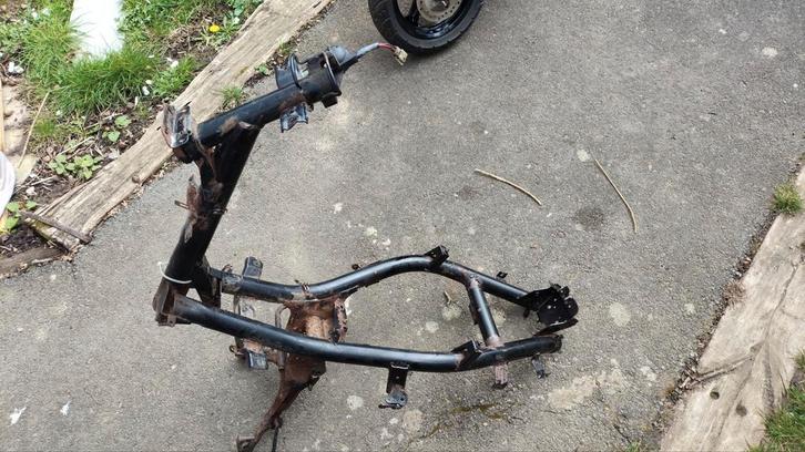 Peugeot tkr /squab frame met papieren, Fietsen en Brommers, Brommeronderdelen | Scooters, Gebruikt, Peugeot, Frame, Ophalen