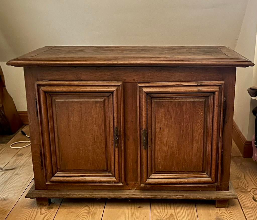 Lage antieke kast met planken., Huis en Inrichting, Ophalen, Gebruikt, Met plank(en)