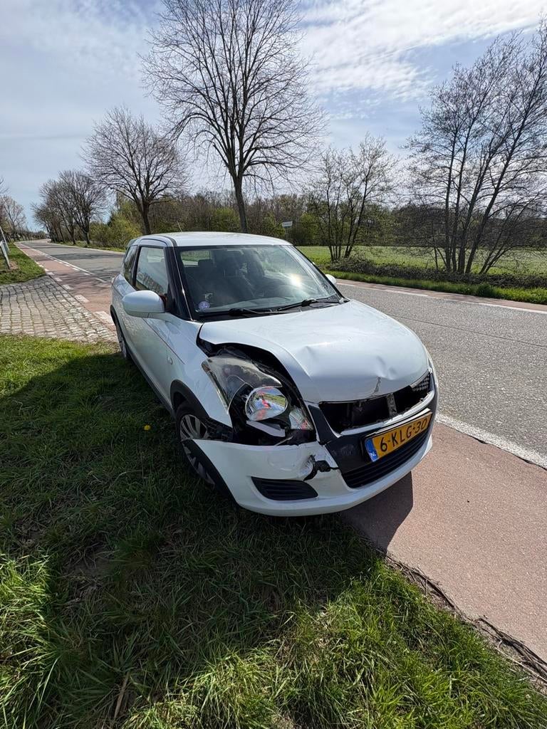 Schade auto suzuki swift te koop in nederland !, 4 zetels, Stof, 4 cilinders, Handgeschakeld