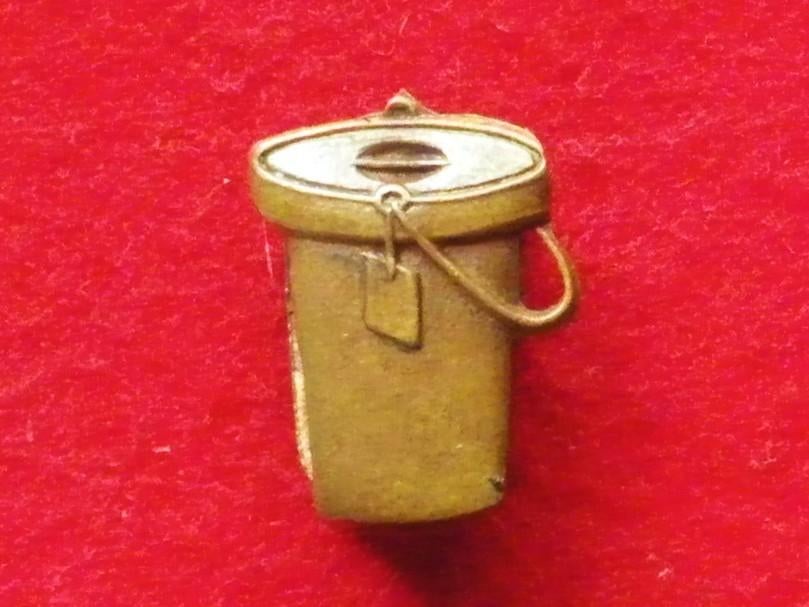 Épinglette anti-fasciste en réaction au coup de balai de Rex, Collections, Objets militaires | Seconde Guerre mondiale, Envoi