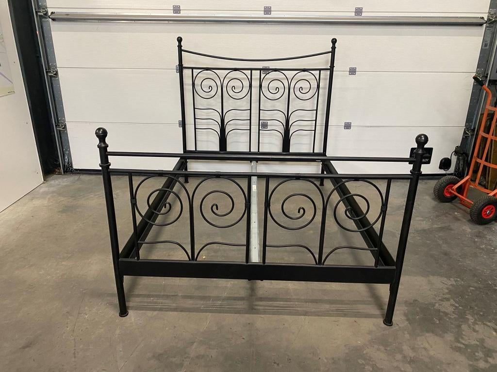 (39) metalen zwart bed 140x200 zonder lattenbodem, Ophalen, Zo goed als nieuw