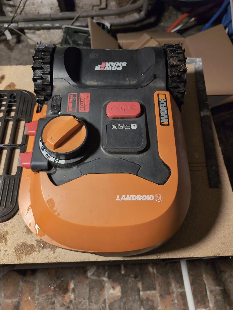 Landroid Worx met garage, met draad en extra accessoires, Tuin en Terras, Robotmaaiers, Gebruikt, 20 tot 25 cm, Met regensensor