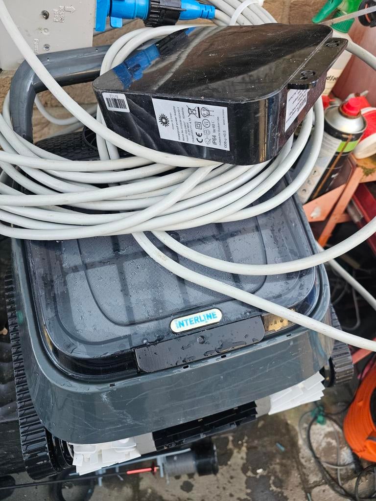 Zwembadrobot doet bodem en wanden, Ophalen