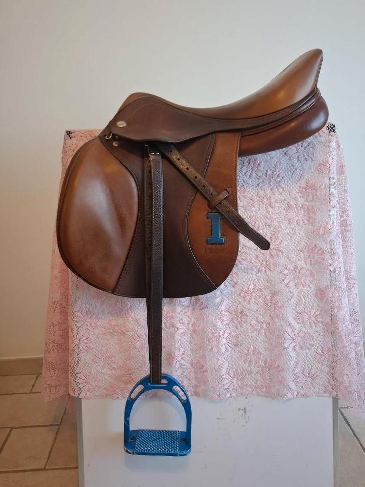 Ikonic Elite springzadel 17 inch, Dieren en Toebehoren, Paarden en Pony's | Zadels, Zo goed als nieuw, Springen, Ophalen