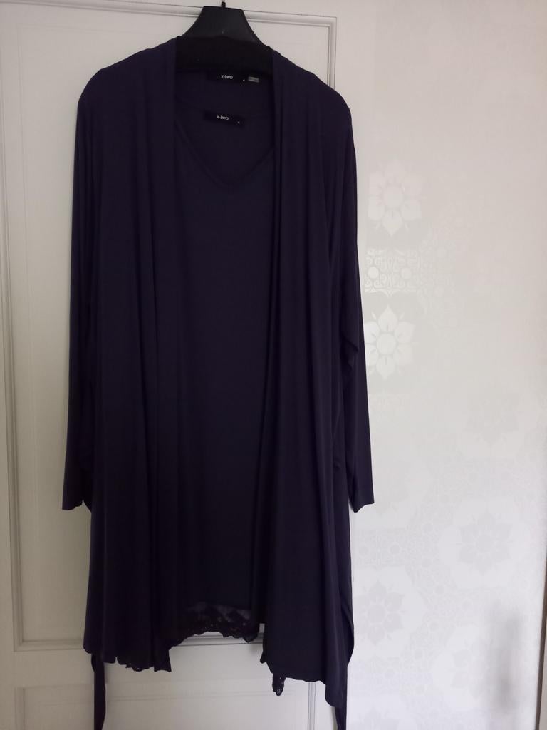 2 stuks Aubergine top en vest oksel-oksel 74cm lengte 1m, Kleding | Dames, Grote Maten, Ophalen of Verzenden, Zo goed als nieuw