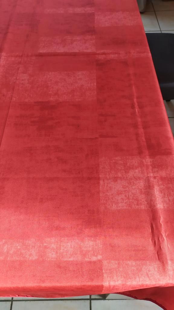 Nappe rouge carmin 150 x 240 cm, Maison & Meubles, Nappes, Comme neuf, Rectangle, Intérieur, Enlèvement ou Envoi