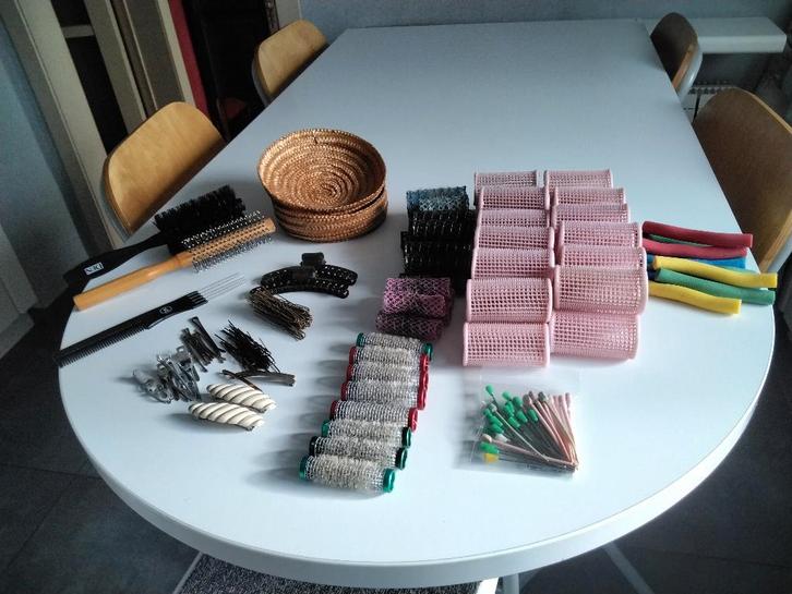Lot bigoudis -pinces -attaches- brosses-peigne cheveux, Bijoux, Sacs & Beauté, Beauté | Soins des cheveux, Utilisé, Enlèvement ou Envoi