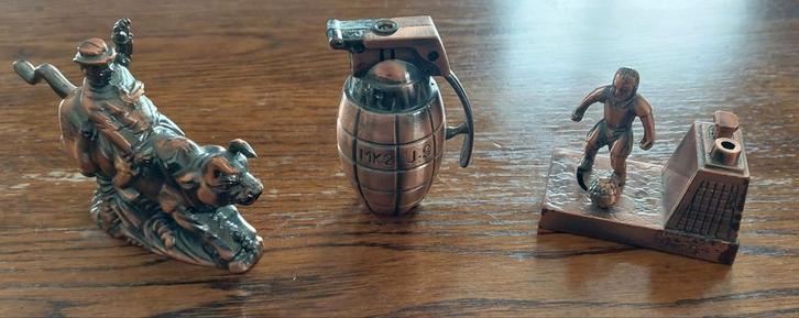 Set metalen aanstekers granaat + voetballer figuren Vintage, Verzamelen, Rookartikelen, Aanstekers en Luciferdoosjes, Ophalen