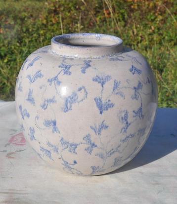 vase boule terre cuite émaillée bleu  sur fond blanc  beschikbaar voor biedingen