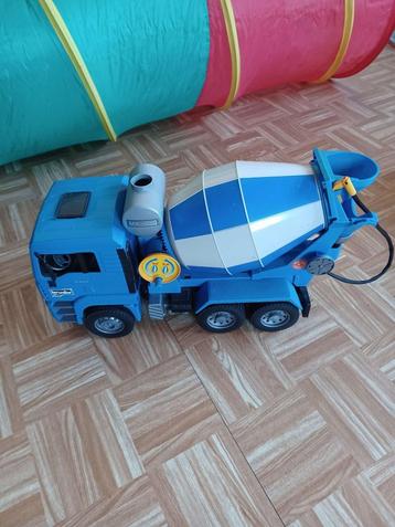 Brüder betonmixer,  vrachtwagen , vuilnismagen, kraan en vor beschikbaar voor biedingen