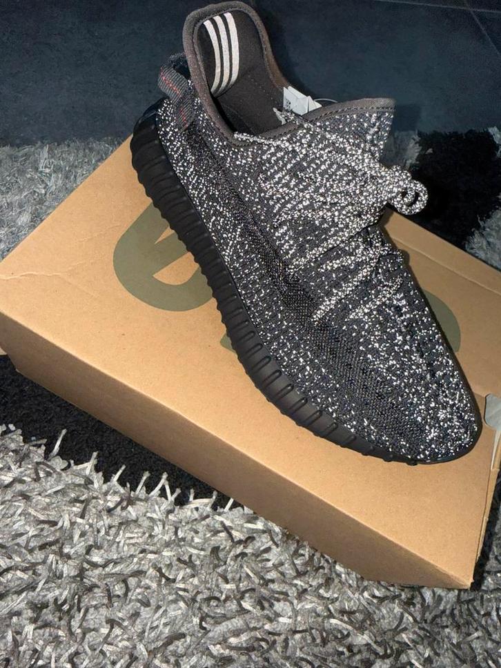 Yeezy Boost 350 V2 Black Reflective – maat 45 1/3, Kleding | Heren, Schoenen, Zo goed als nieuw, Ophalen