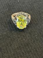 Zilveren ring met markasiet en geel/groene steen, Ophalen of Verzenden, Zo goed als nieuw, Geel