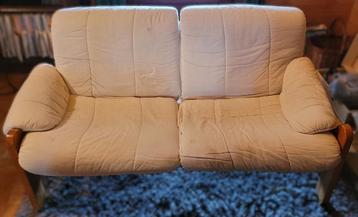 Bank + woonkamertafel + twee stoelen beschikbaar voor biedingen
