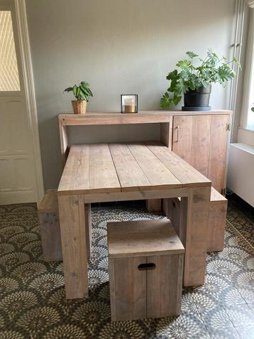 Steigerhouten tafel, kast en 2 stoelen beschikbaar voor biedingen