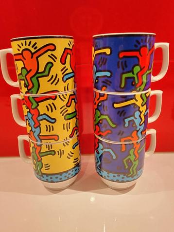 Twee sets Keith Haring Könitz stapelbekers geel en blauw beschikbaar voor biedingen