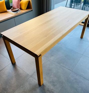 Houten tafel  beschikbaar voor biedingen
