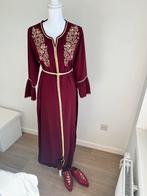 Rode kaftan met tasje en belghat, Kleding | Dames, Gelegenheidskleding, Ophalen of Verzenden, Zo goed als nieuw