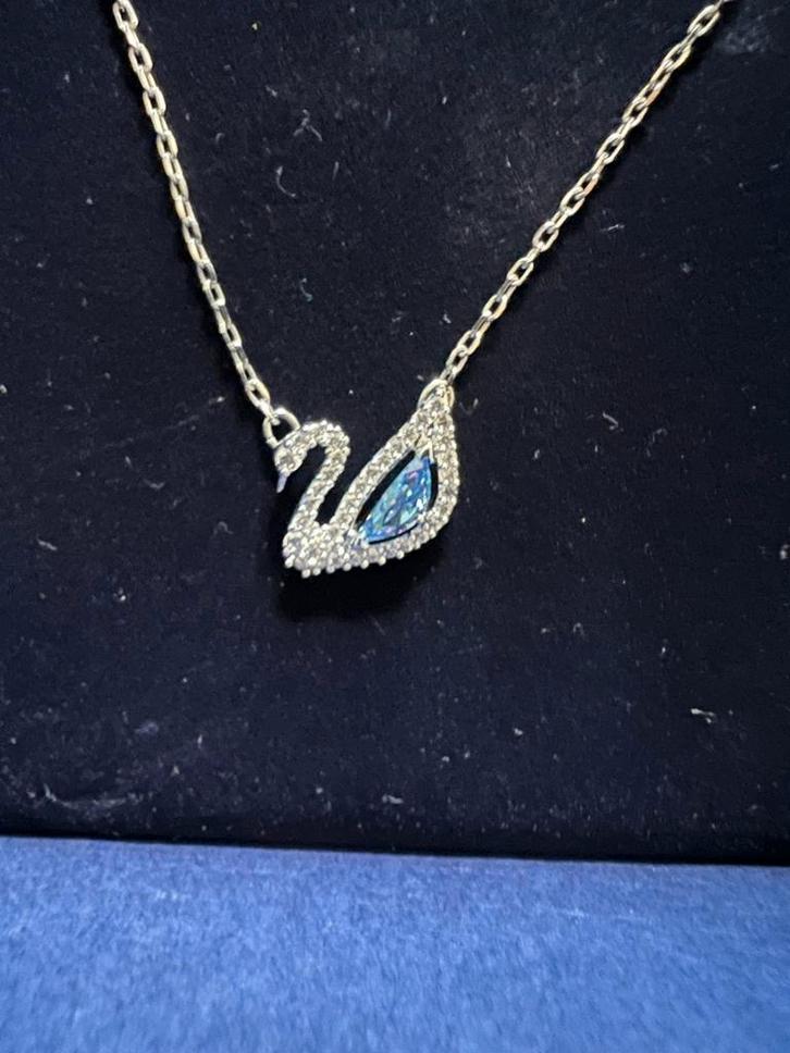 Swarovski set. Zwanen met blauwe kristallen., Handtassen en Accessoires, Kettingen, Zo goed als nieuw, Ophalen of Verzenden