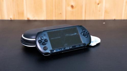 Sony PSP + 7 originele games + beschermhoes, Games en Spelcomputers, Spelcomputers | Sony PSP, Gebruikt, PSP, Zwart, Met games