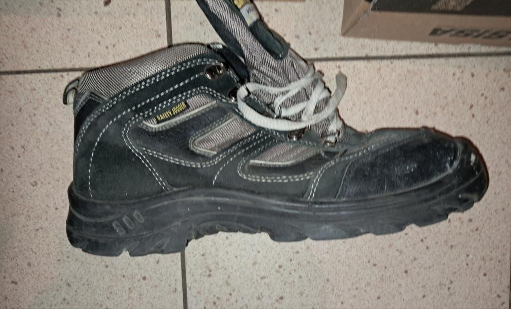 Veiligheids werkschoenen maat 43, Doe-het-zelf en Bouw, Veiligheidskleding, Zo goed als nieuw, Ophalen