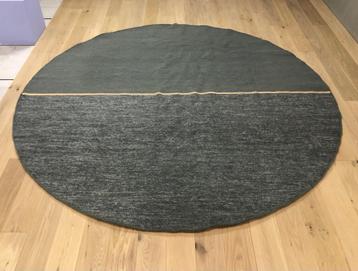 Design tapijt te koop beschikbaar voor biedingen