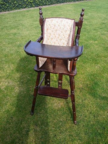Oude kinder-eetstoel beschikbaar voor biedingen