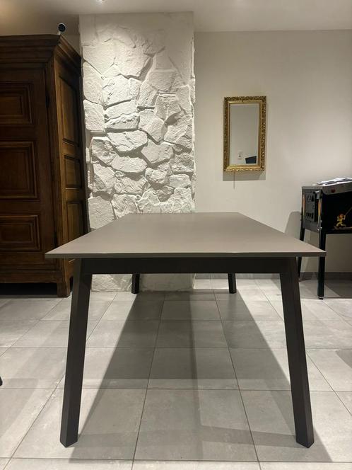 Mooie stevige grijze tafel, Huis en Inrichting, Tafels | Eettafels, Ophalen