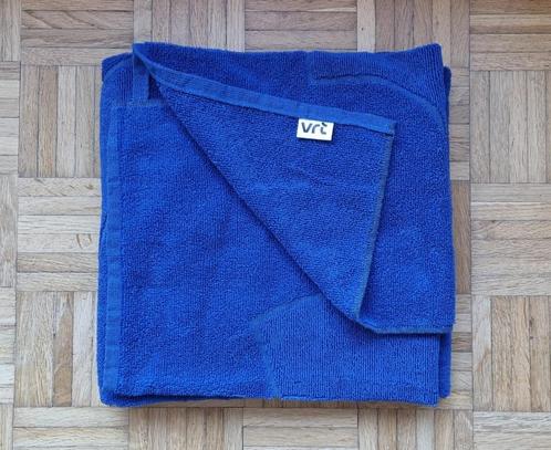 Exclusief XL badlaken / badhanddoek met VRT logo in blauw, Huis en Inrichting, Badkamer | Badtextiel en Accessoires, Nieuw, Handdoek