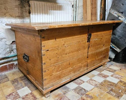 Antieke kist (volhout, zwaluwstaarten, mooi ijzerwerk), Huis en Inrichting, Woonaccessoires | Kisten, Gebruikt, 50 tot 75 cm, 50 tot 75 cm