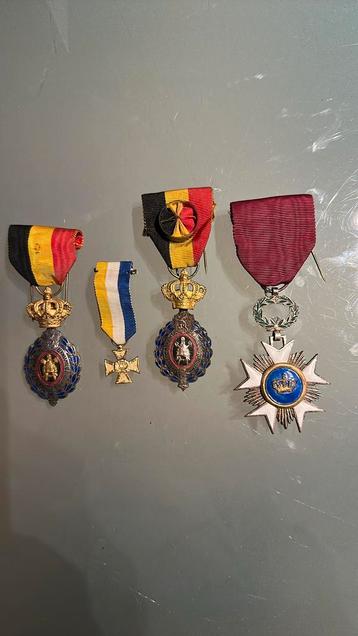 Lot van 4 oude medailles beschikbaar voor biedingen