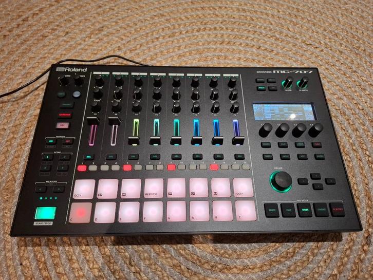 Roland MC-707 Groovebox, Muziek en Instrumenten, Synthesizers, Roland, Ophalen