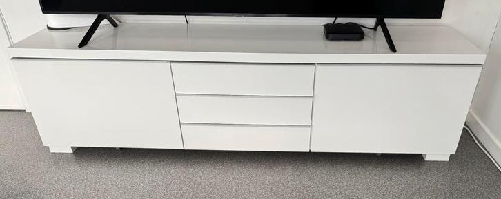 IKEA wit gelakt tv-meubel - zeer goede staat, Huis en Inrichting, Kasten |Televisiemeubels, Zo goed als nieuw, Ophalen