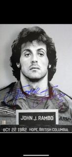 SYLVESTER STALLONE HAND GESIGNEERDE POSTER RAMBO FIRST BLOOD, Verzamelen, Ophalen of Verzenden, Nieuw, Film, Poster